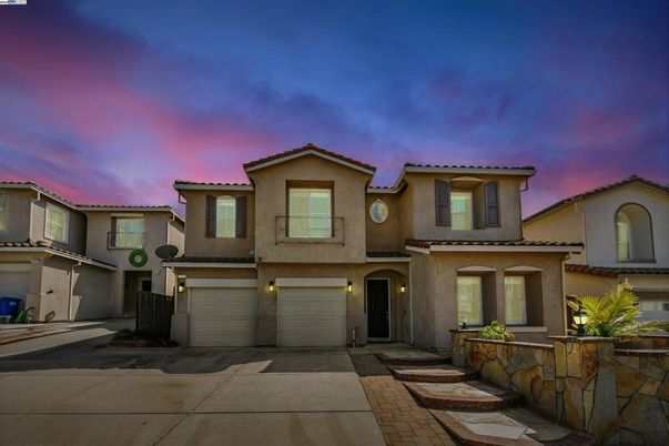 Attached, Exterior, Facade, Mediterranean