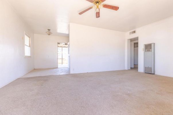 Empty room, Interior