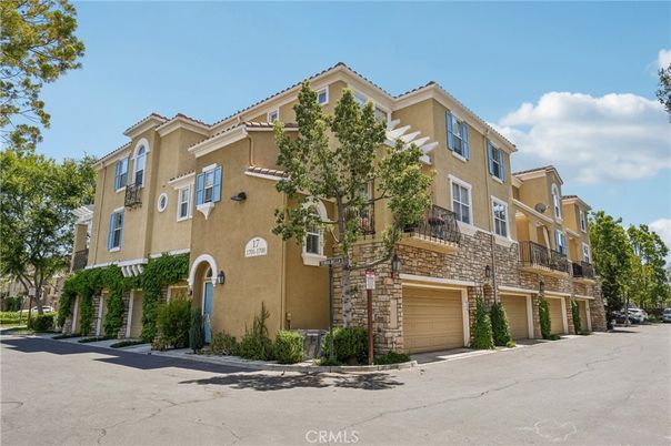 Attached, Exterior, Facade, Rowhouse