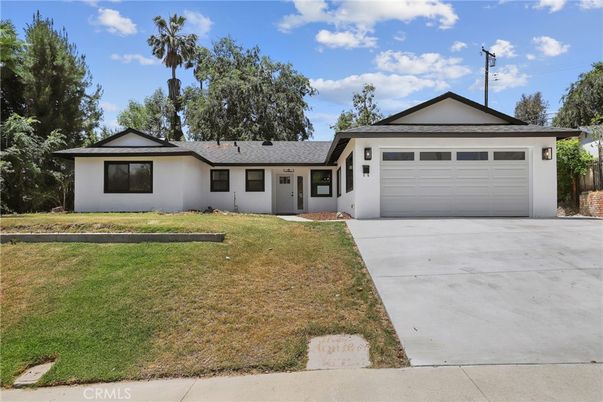 Attached, Exterior, Facade, Ranch