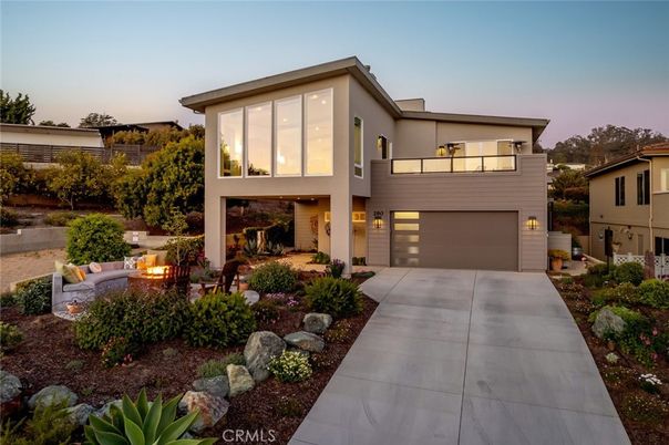 Attached, Backyard, Exterior, Facade, Modern