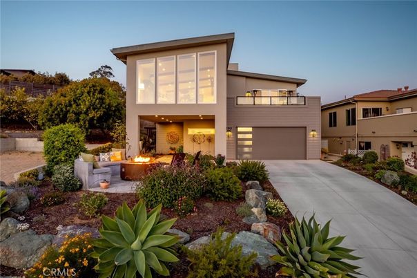 Attached, Backyard, Exterior, Facade, Modern