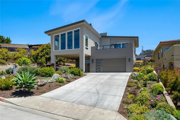 Attached, Exterior, Facade, Modern