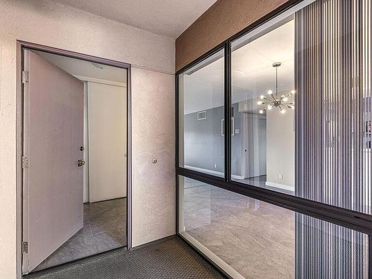 Empty room, Interior, Pendant Lights