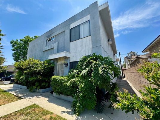 Exterior, Facade, Modern