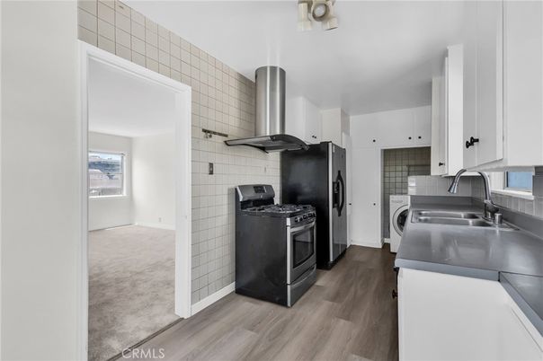 Interior, Kitchen, Washer, Wood Texture Flooring
