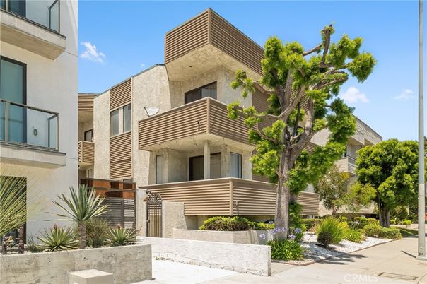 Exterior, Facade, Modern