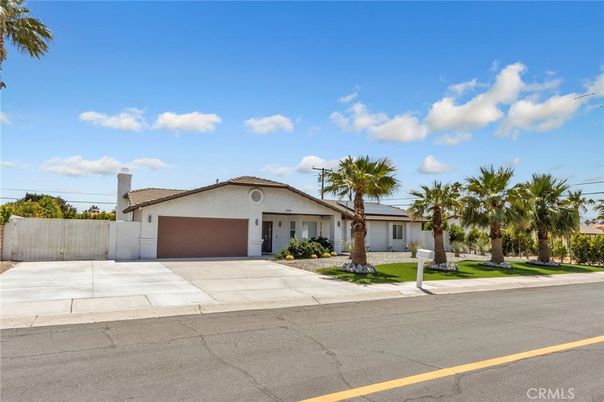 Attached, Exterior, Facade, Ranch