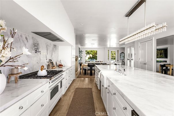 Chandelier, Dining room, Interior, Kitchen, Marble Walls, Pendant Lights, Recessed Lighting, Wood Texture Flooring