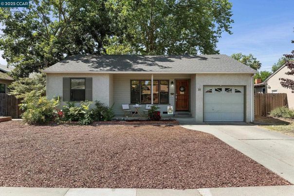 Attached, Exterior, Facade, Ranch