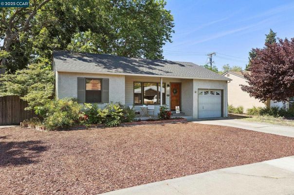 Attached, Exterior, Facade, Ranch