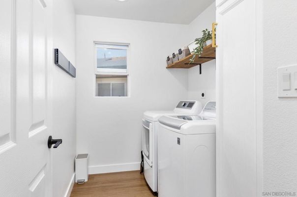 Interior, Recessed Lighting, Washer, Wood Texture Flooring