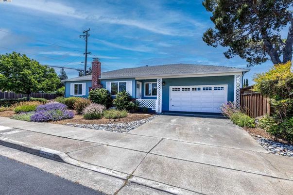 Attached, Exterior, Facade, Ranch