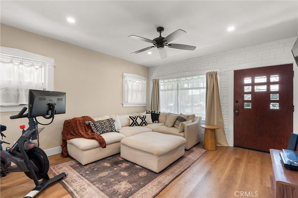 Fitness Equipment, Interior, Living room, Recessed Lighting, Wood Texture Flooring