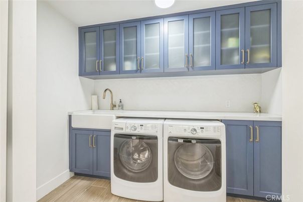 Interior, Washer, Wood Texture Flooring