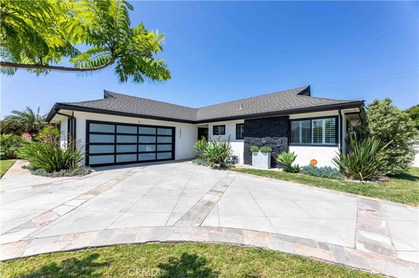Attached, Exterior, Facade, Ranch