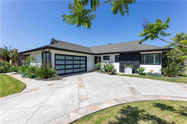 Attached, Exterior, Facade, Ranch