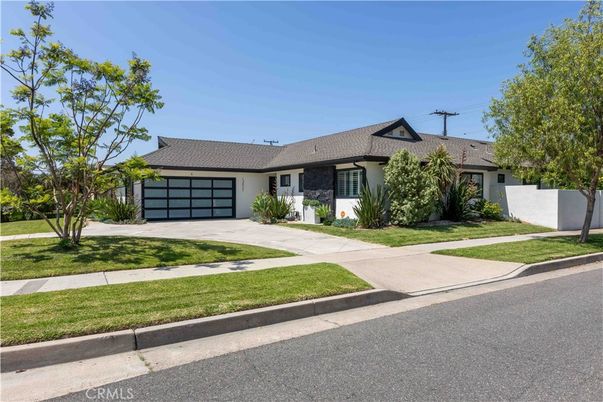 Attached, Exterior, Facade, Ranch