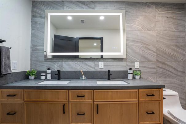 Bathroom, Dual Sink Vanities, Interior, Recessed Lighting