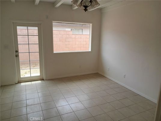 Empty room, Interior
