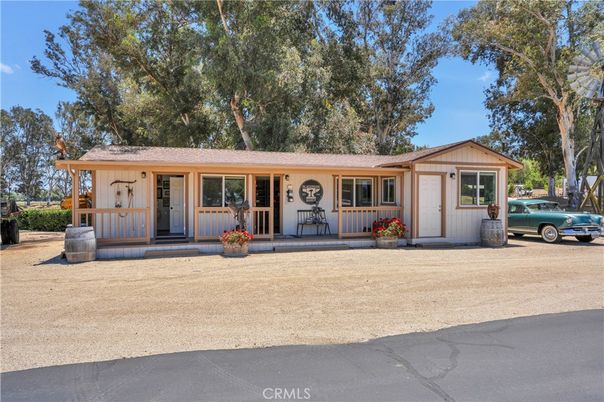Exterior, Facade, Ranch