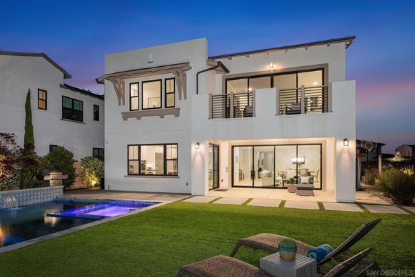 Backyard, Exterior, Facade, Pool, Modern