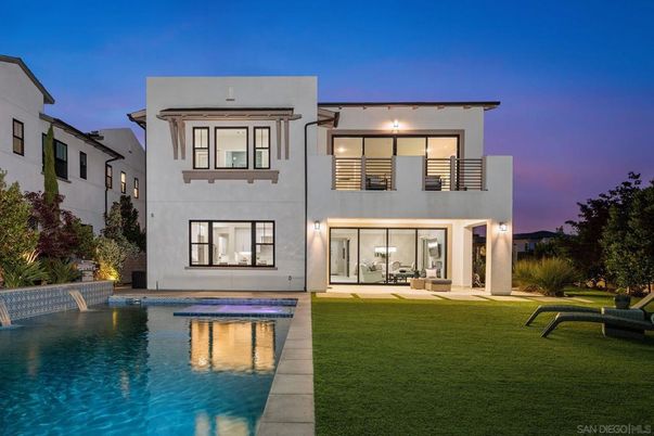 Backyard, Exterior, Facade, Pool, Modern