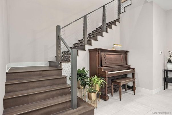 Interior, Piano