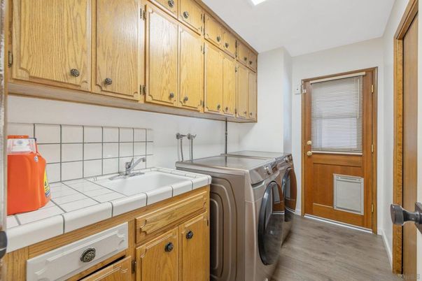 Interior, Washer, Wood Texture Flooring
