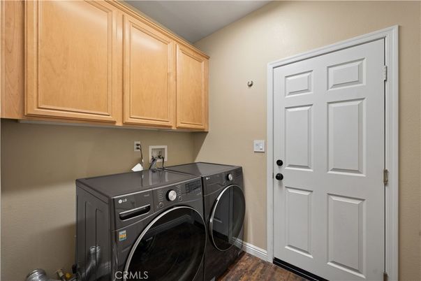 Interior, Washer, Wood Texture Flooring