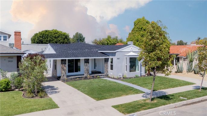 Backyard, Exterior, Facade, Ranch
