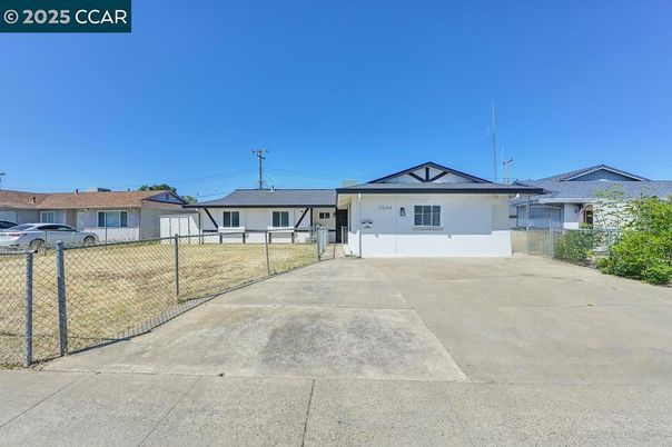 Exterior, Facade, Ranch