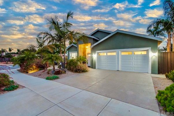 Attached, Exterior, Facade, American Craftsman
