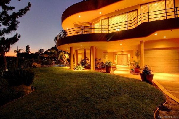 Attached, Backyard, Exterior, Facade, Modern
