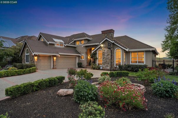 Attached, Exterior, Facade, Ranch