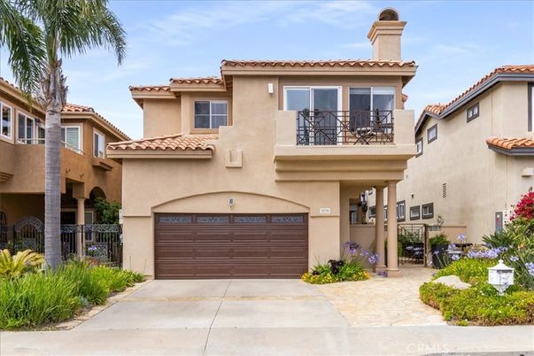 Attached, Exterior, Facade, Mediterranean