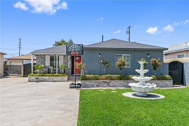 Backyard, Exterior, Facade, Ranch