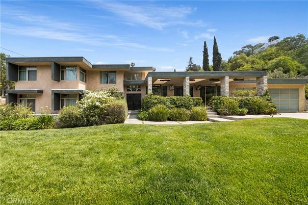 Attached, Backyard, Exterior, Facade, Modern