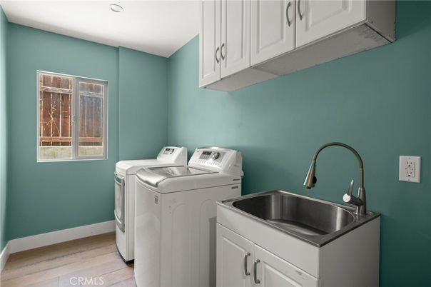 Interior, Recessed Lighting, Washer, Wood Texture Flooring