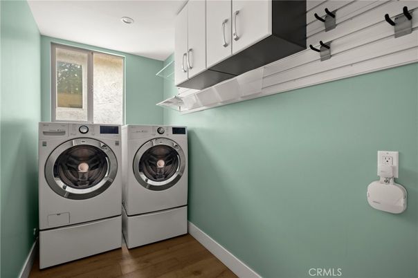 Interior, Recessed Lighting, Washer, Wood Texture Flooring