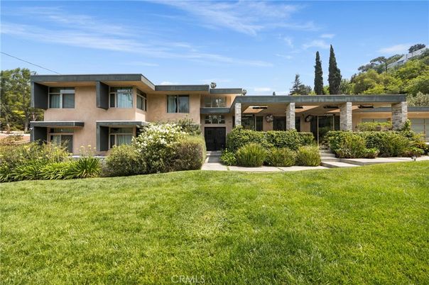 Backyard, Exterior, Facade, Modern