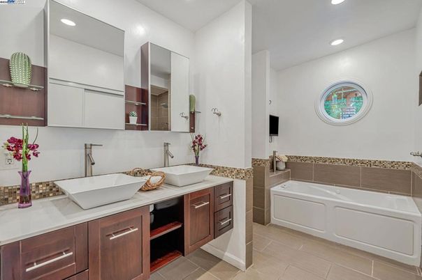 Bathroom, Dual Sink Vanities, Interior, Recessed Lighting
