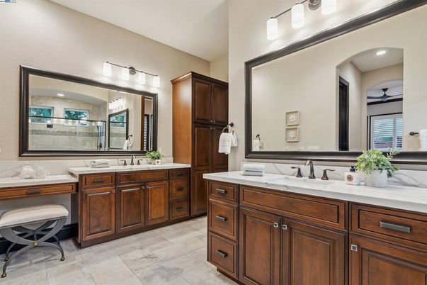 Bathroom, Dual Sink Vanities, Interior, Recessed Lighting