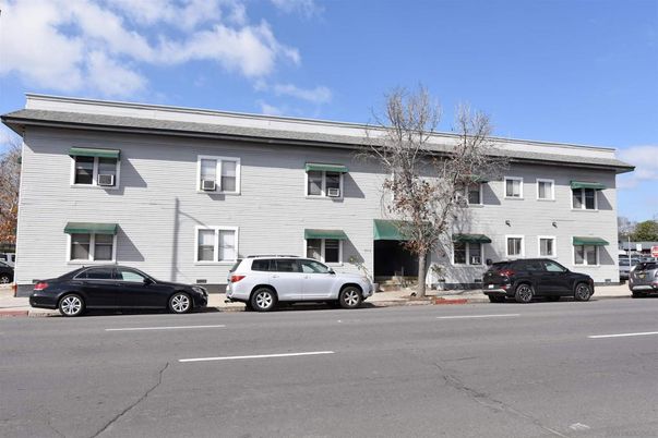 Exterior, Facade, Rowhouse