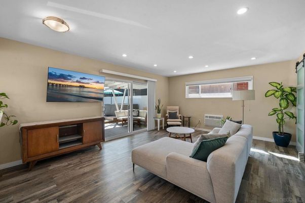 Interior, Living room, Recessed Lighting, Wood Texture Flooring