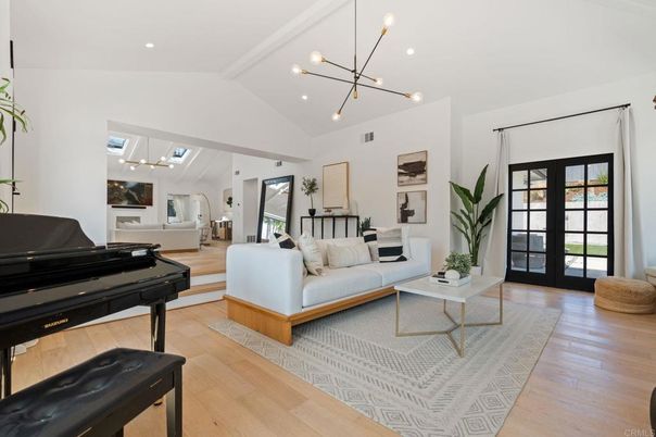 Interior, Living room, Pendant Lights, Piano, Recessed Lighting, Wood Texture Flooring