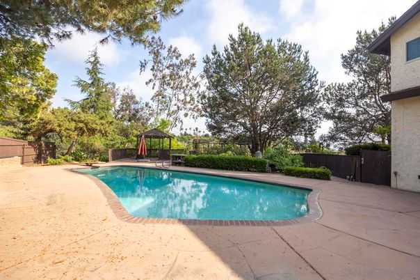 Exterior, Playground, Pool