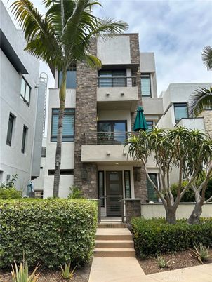 Exterior, Facade, Modern