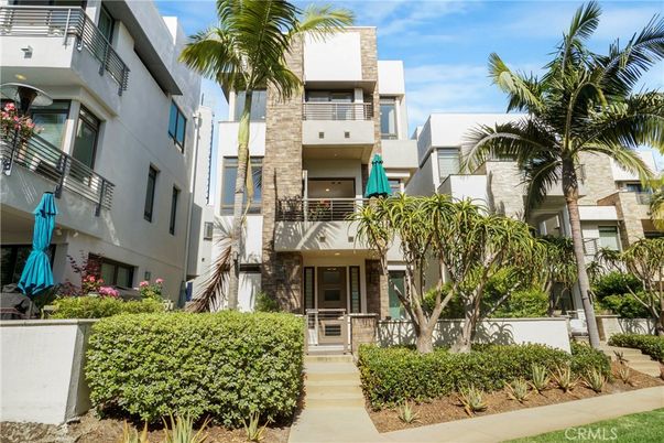 Exterior, Facade, Modern