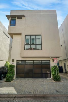 Attached, Exterior, Facade, Modern